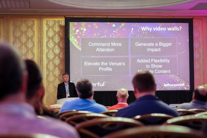 Tim Griffin, CTO di Userful, presenta una presentazione sull'AV-over-IP e sul perché i videowall sono importanti a Infocomm 2018