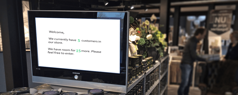Un monitor che visualizza il numero di clienti in tempo reale in un messaggio del negozio gestito da REST-API, in un negozio.