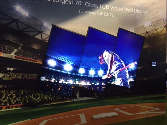 Un videowall composto da 3 pannelli LCD da 70 pollici per la visualizzazione di un giocatore di baseball in uno stadio.