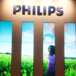 Stand delle soluzioni Philips Signage con pubblicità su video wall a ISE 2017 Amsterdam