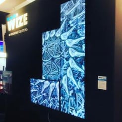 Stand delle soluzioni di montaggio Wize-AV con pubblicità su videowall a ISE 2017 Amsterdam