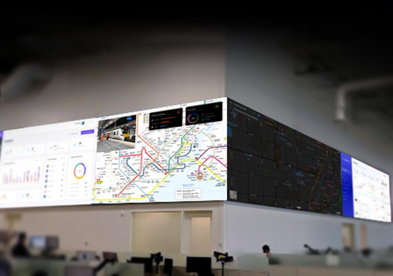 Il videowall di una sala di controllo del noc visualizza mappe del transito e cruscotti di dati