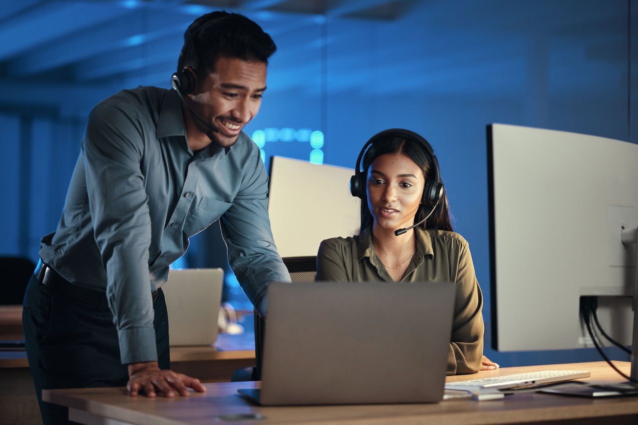 uomo d'affari-call-center-e-coaching-sul-laptop
