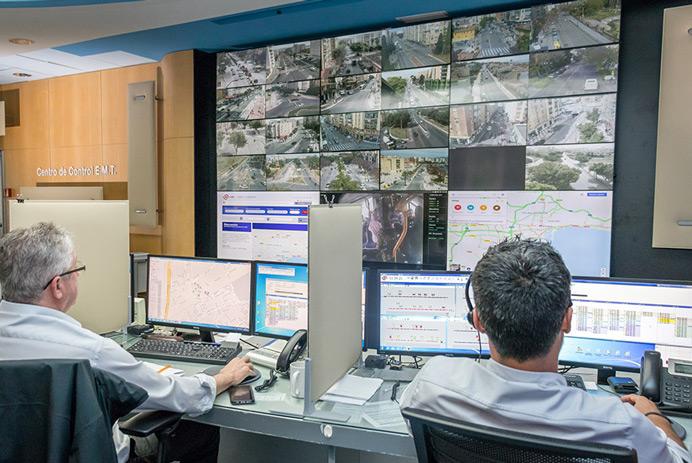  EMT Madrid Sala di controllo con due operatori che monitorano le strade e i dati visualizzati su un video wall