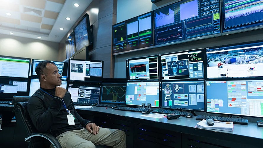 Un addetto al centro operativo di rete monitora l'infrastruttura attraverso i videowall