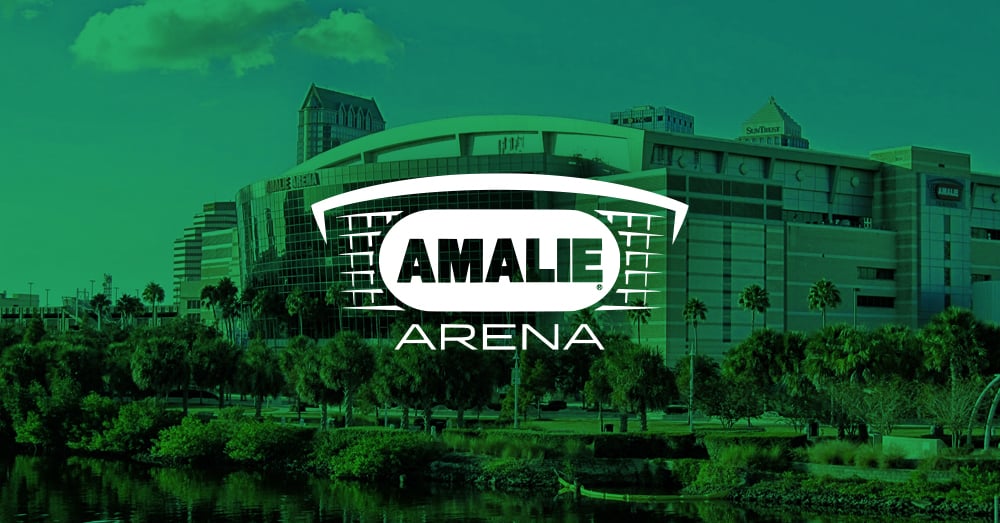 Amalie Arena con sovrapposizione verde e logo