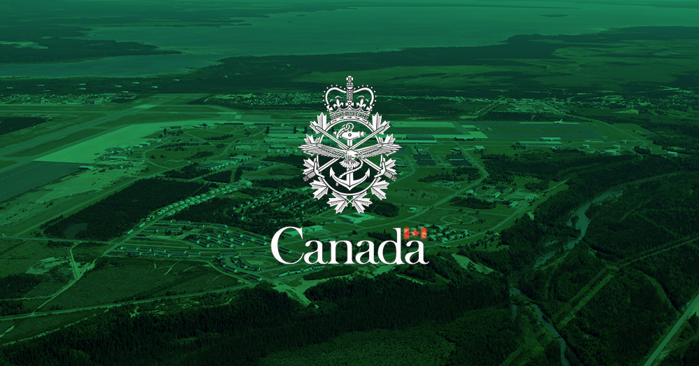 Logo bianco delle Forze Armate canadesi, centrato su una foto di una base sovrapposta in verde