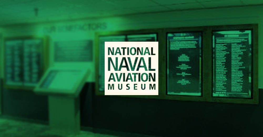 National Naval Aviation Museum vuoto Hall of Recognition, con videowall per la visualizzazione del riconoscimento dei donatori con sovrapposizione verde e logo