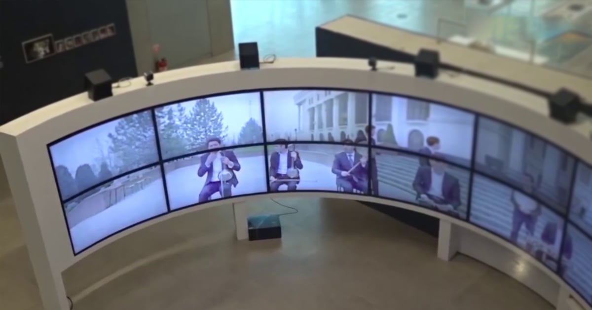 Schermi video wall curvi che visualizzano i musicisti di nClouding in collaborazione con Userful distribuiti dall'Istituto di Ricerca Aerospaziale Coreano