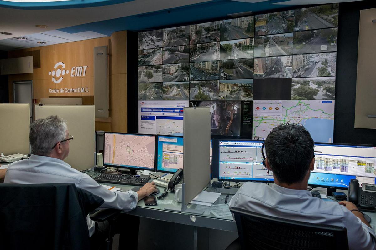 Centro di controllo EMT con operatori che monitorano le condizioni di transito attraverso le loro postazioni di lavoro e un video wall che visualizza i percorsi di transito, le riprese in diretta e i dati.