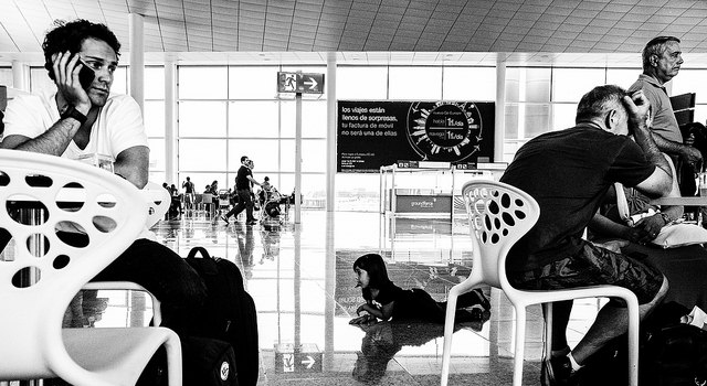  Aeroporto con videowall pubblicitario, filtro in bianco e nero