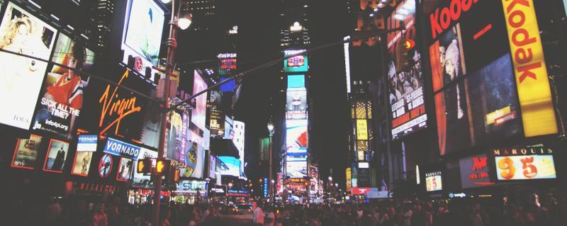 Times Square di New York si riempie di videowall e segnaletica digitale di notte
