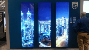 Videowall a 6 pannelli di Philips che mostra il centro di una città di notte