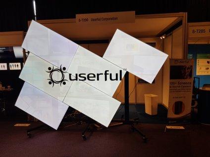 Un videowall a mosaico all'ISE 2018 di Amsterdam che mostra il logo Userful