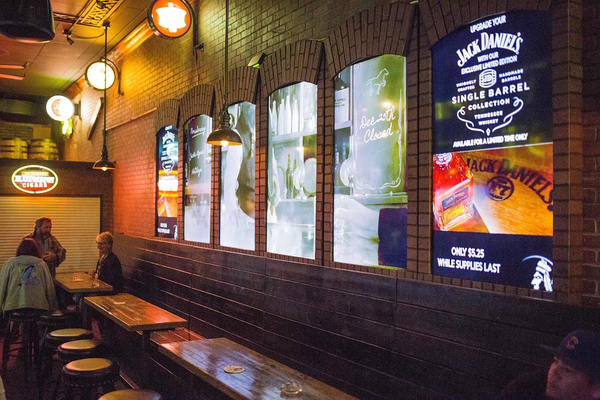 Videowall in stile finestra nello Smokin' Joe's Pub, per visualizzare pubblicità e arte visiva