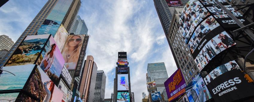 Times Square di New York si riempie di videowall e segnaletica digitale durante il giorno