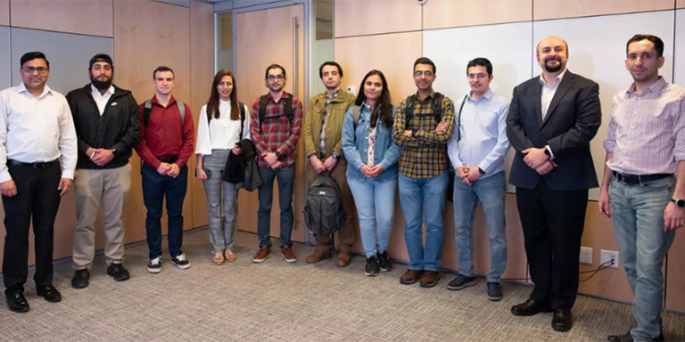 Gruppo di studenti dell'Università di Calgary e dipendenti di Userful nella sala riunioni.