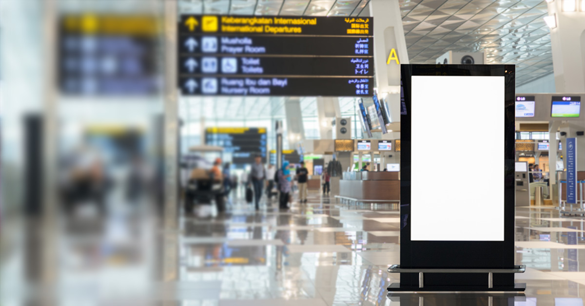 Un videowall vuoto all'interno di un aeroporto