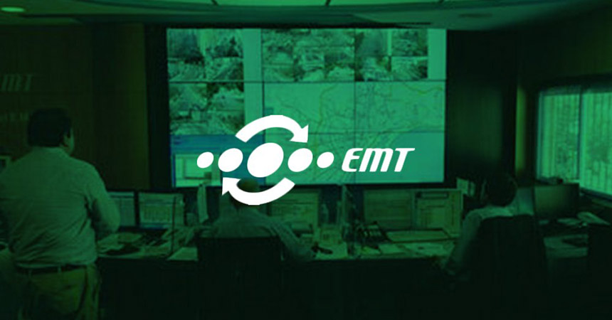 I dipendenti EMT controllano le operazioni di transito attraverso le loro postazioni di lavoro e un videowall che visualizza le riprese delle telecamere in diretta, le mappe del transito e i siti web con sovrapposizione di verde e logo.