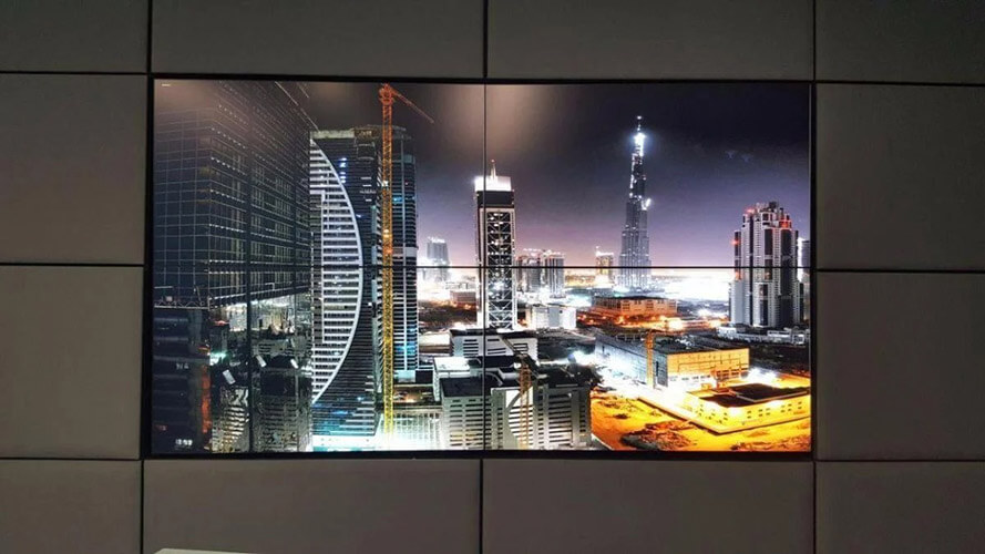 Videowall a 4 pannelli che mostra una foto del centro di Dubai di notte