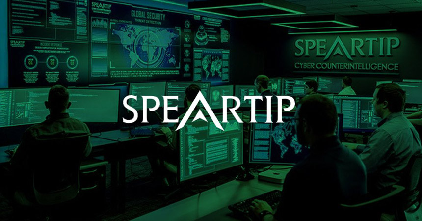 Centro operativo di sicurezza Speartip Cyber Counterintelligence con pareti video che visualizzano i dati e operatori alle postazioni di lavoro con sovrapposizione verde e logo