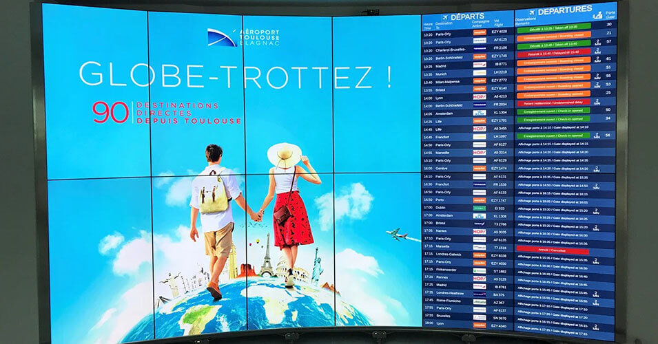 Video wall nell'aeroporto di Tolosa-Blagnac per la visualizzazione degli annunci e degli orari di partenza dei voli